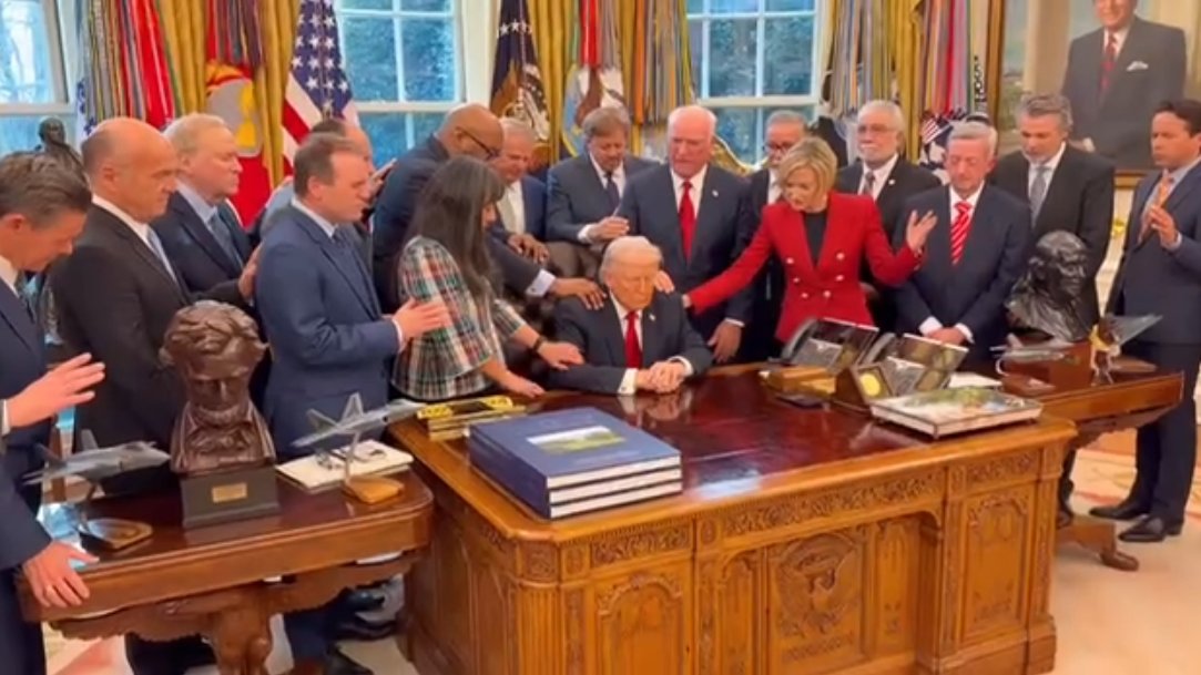 трамп, молитва, белыйдом, мем, китай