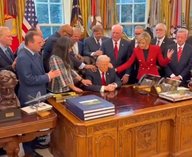 трамп, молитва, белыйдом, мем, китай