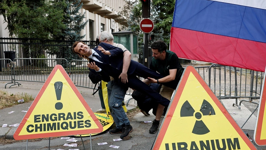 Greenpeace акция, похищение восковой фигуры, протест у посольства России, фигура Макрона, экологический активизм