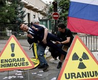 Greenpeace акция, похищение восковой фигуры, протест у посольства России, фигура Макрона, экологический активизм