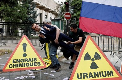 Greenpeace акция, похищение восковой фигуры, протест у посольства России, фигура Макрона, экологический активизм