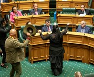 маори в парламенте, Новая Зеландия новости, хака в парламенте, Договор Вайтанги, отстранение депутатов