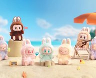 Игрушка Labubu — пушистый персонаж с заячьими ушами, зубастой улыбкой и немного странной внешностью — стала новой звездой азиатских торговых центров. Новую коллекцию «Big Into Energy» раскупили за считаные часы.