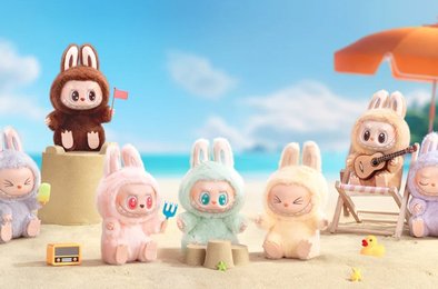 Игрушка Labubu — пушистый персонаж с заячьими ушами, зубастой улыбкой и немного странной внешностью — стала новой звездой азиатских торговых центров. Новую коллекцию «Big Into Energy» раскупили за считаные часы.