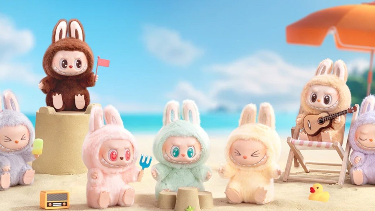 Игрушка Labubu — пушистый персонаж с заячьими ушами, зубастой улыбкой и немного странной внешностью — стала новой звездой азиатских торговых центров. Новую коллекцию «Big Into Energy» раскупили за считаные часы.