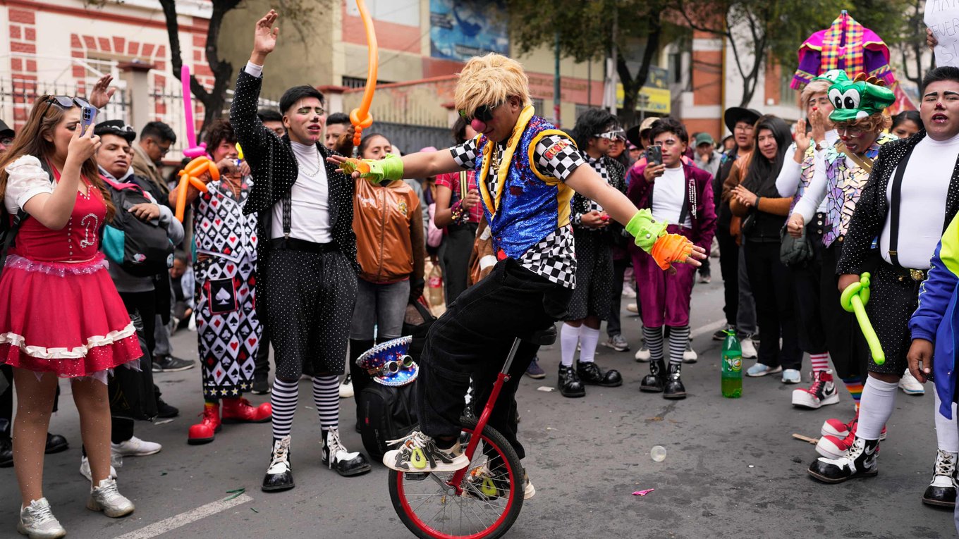 Боливия, протест, клоуны, образование, экономика