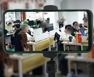 прямой эфир, китайская компания, офисная работа, прозрачность бизнеса, трансляции сотрудников