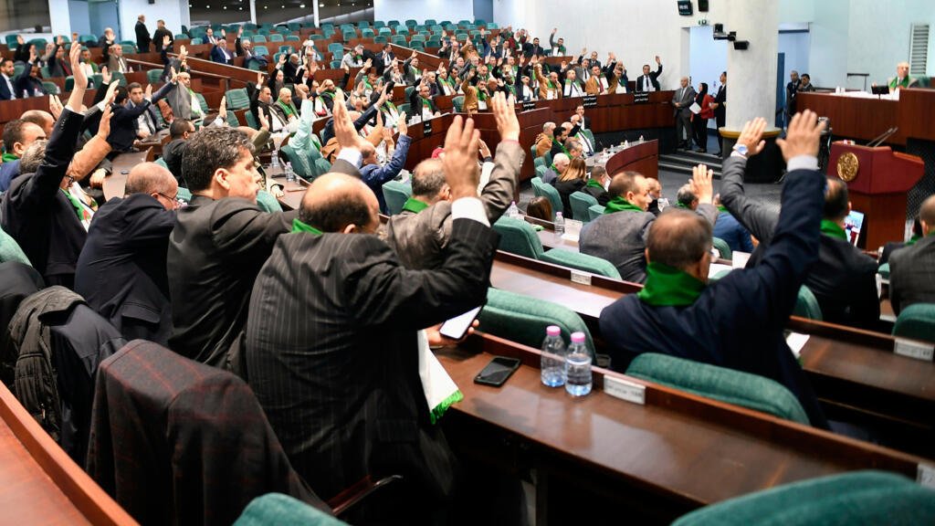 Алжир, Франция, колонизация, парламент, преступление