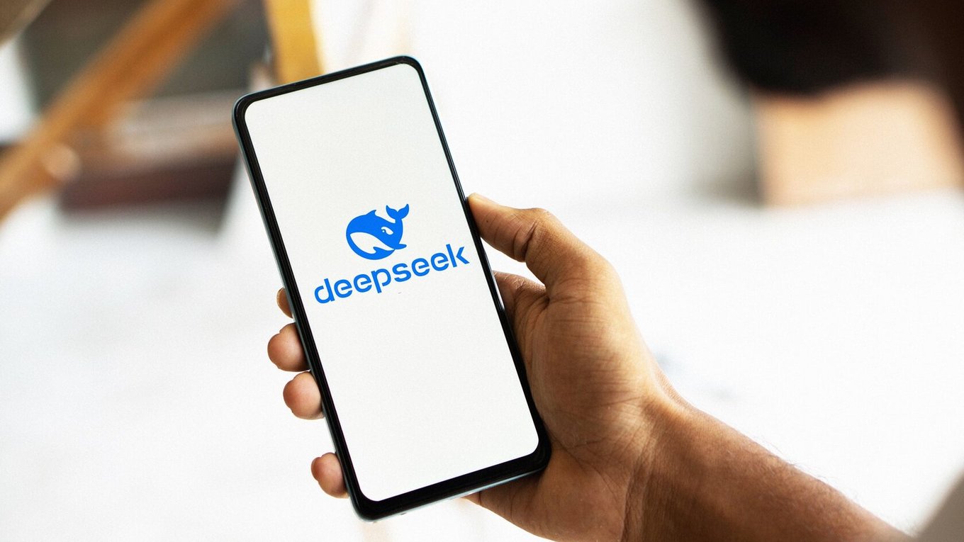 Китайский чат-бот DeepSeek обвалил акции американских ИТ-гигантов