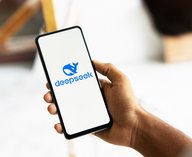 Китайский чат-бот DeepSeek обвалил акции американских ИТ-гигантов