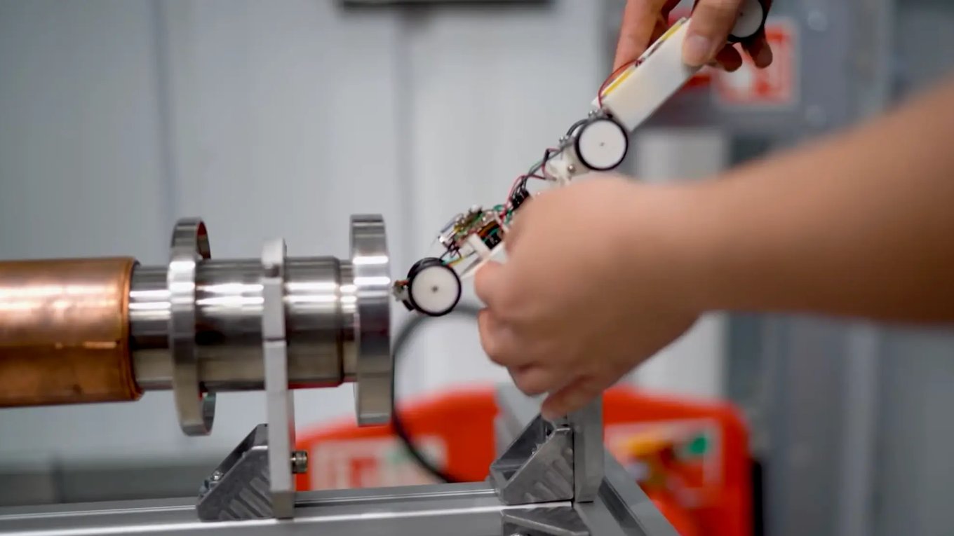 Робот-«мышь», Большой адронный коллайдер