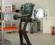 робот-гуманоид Франция, промышленный робот, экзоскелеты Wandercraft, робот для тяжелой промышленности, автономные роботы