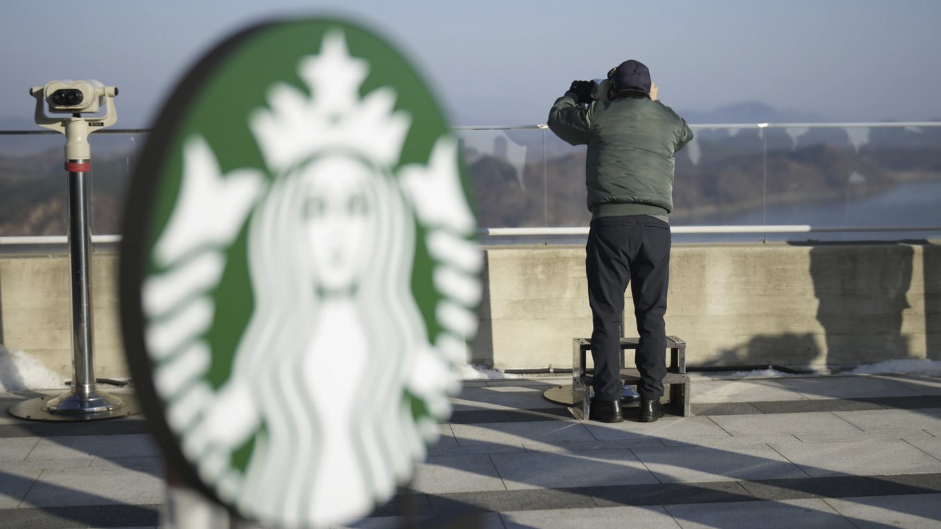 В Южной Корее открыли Starbucks с видом на КНДР
