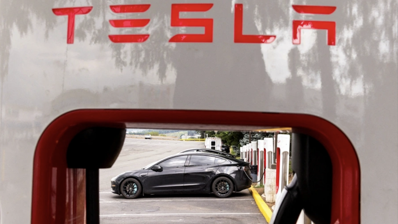 Продажи Tesla в Европе рухнули на фоне заявлений Маска