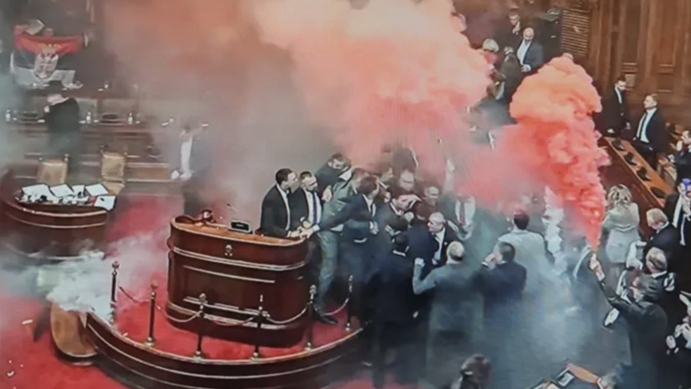 В парламенте Сербии оппозиция устроила протест с дымовыми шашками