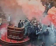 В парламенте Сербии оппозиция устроила протест с дымовыми шашками