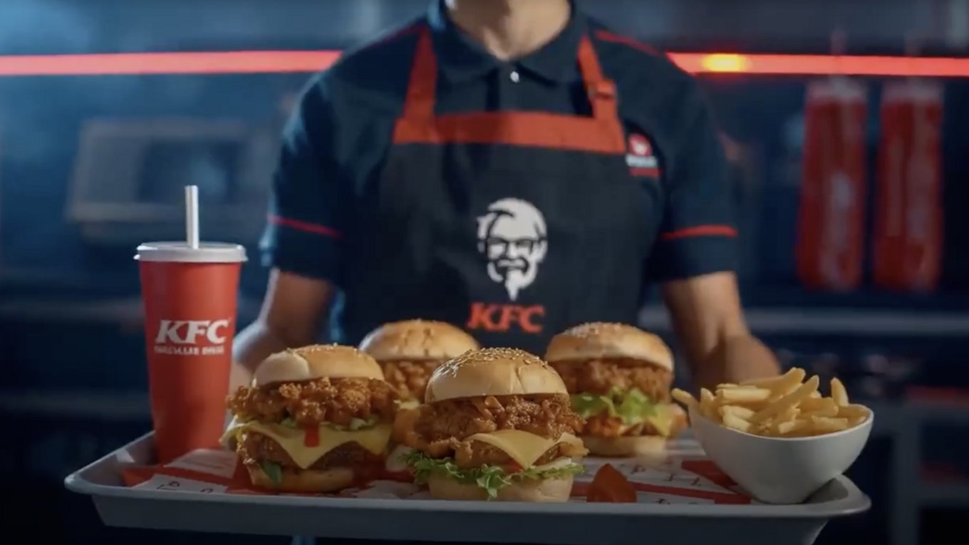 Художник создал вирусную фейковую рекламу KFC с помощью ИИ