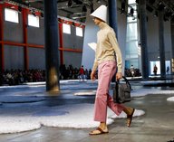 Prada и Индия, коллаборация с индийскими ремесленниками, скандал с колхапурскими сандалиями, культурное присвоение в моде, традиционная обувь Махараштры