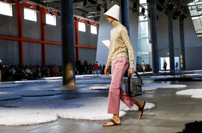 Prada и Индия, коллаборация с индийскими ремесленниками, скандал с колхапурскими сандалиями, культурное присвоение в моде, традиционная обувь Махараштры