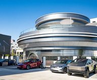 Ресторан Tesla с зарядками для электромобилей, Tesla Diner в ретро-футуристическом стиле, зарядные станции в ресторане Tesla, Илон Маск ресторанный бизнес, электрозаправки в кафе Голливуда