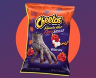 Cheetos Thing коллаборация, Уэнздей рекламная кампания, ожившая рука реклама, Cheetos Flamin' Hot Fiery Skulls, коллаборация Netflix Cheetos