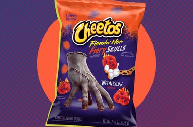 Cheetos Thing коллаборация, Уэнздей рекламная кампания, ожившая рука реклама, Cheetos Flamin' Hot Fiery Skulls, коллаборация Netflix Cheetos