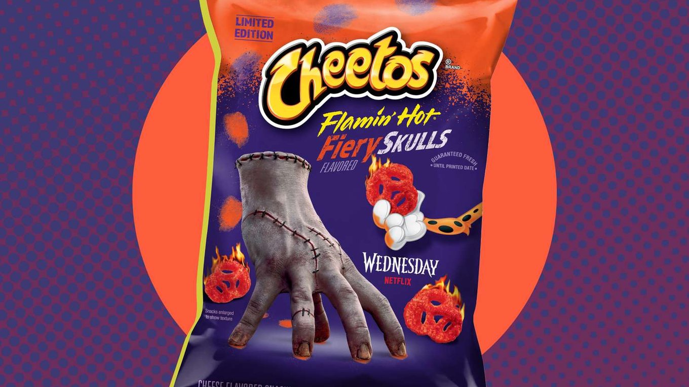 Cheetos Thing коллаборация, Уэнздей рекламная кампания, ожившая рука реклама, Cheetos Flamin' Hot Fiery Skulls, коллаборация Netflix Cheetos
