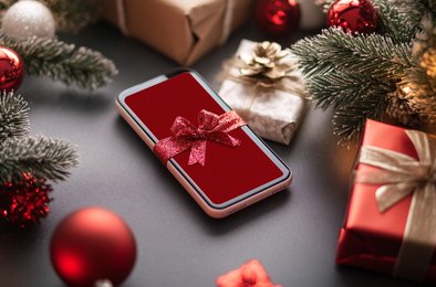 Россияне хотят получить на Новый год деньги и смартфон
