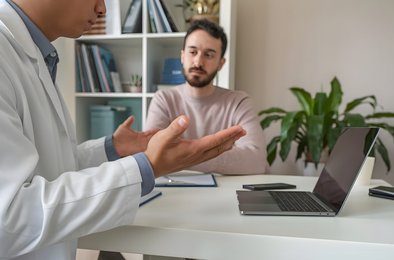 Пациенты отказываются от лечения из-за советов в соцсетях — эксперт