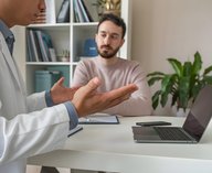 Пациенты отказываются от лечения из-за советов в соцсетях — эксперт