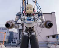 летающий робот, гуманоидный робот, искусственный интеллект, технологии будущего, робототехника Италия