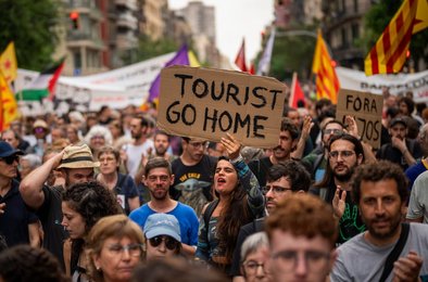 протест против массового туризма, защита прав местных жителей, экология и туризм, ограничение туристических потоков, акции в Европе