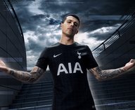 Tottenham Hotspur новая форма, черная форма футбольного клуба, выездная форма Tottenham 2025, кампания In Darkness We Dare, футбольный стиль Nike