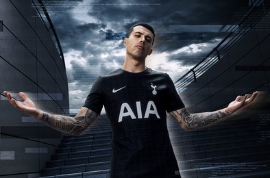 Tottenham Hotspur новая форма, черная форма футбольного клуба, выездная форма Tottenham 2025, кампания In Darkness We Dare, футбольный стиль Nike