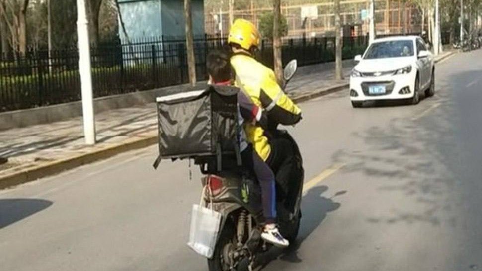 В Китае курьеры доставляют детей в школу