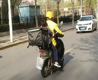 В Китае курьеры доставляют детей в школу