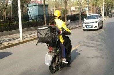 В Китае курьеры доставляют детей в школу