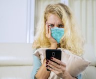 portret-zensiny-s-mobil-nym-telefChatGPT, медицина, юриспруденция, финансы, рекомендацииonom-doma