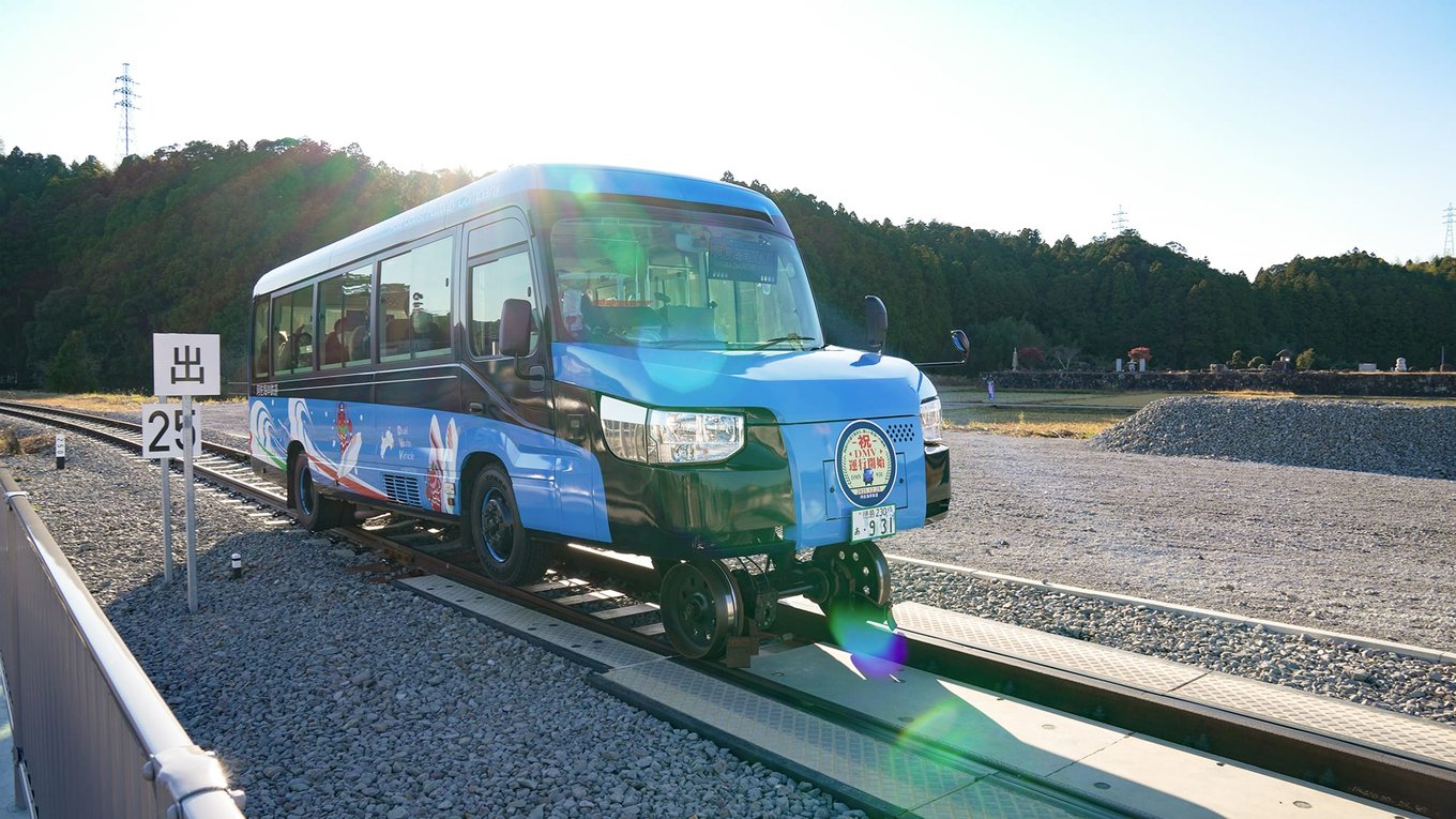 японский автобус-поезд, двухрежимный транспорт, Asa Seaside Railways, инновации в транспорте, туризм в Японии
