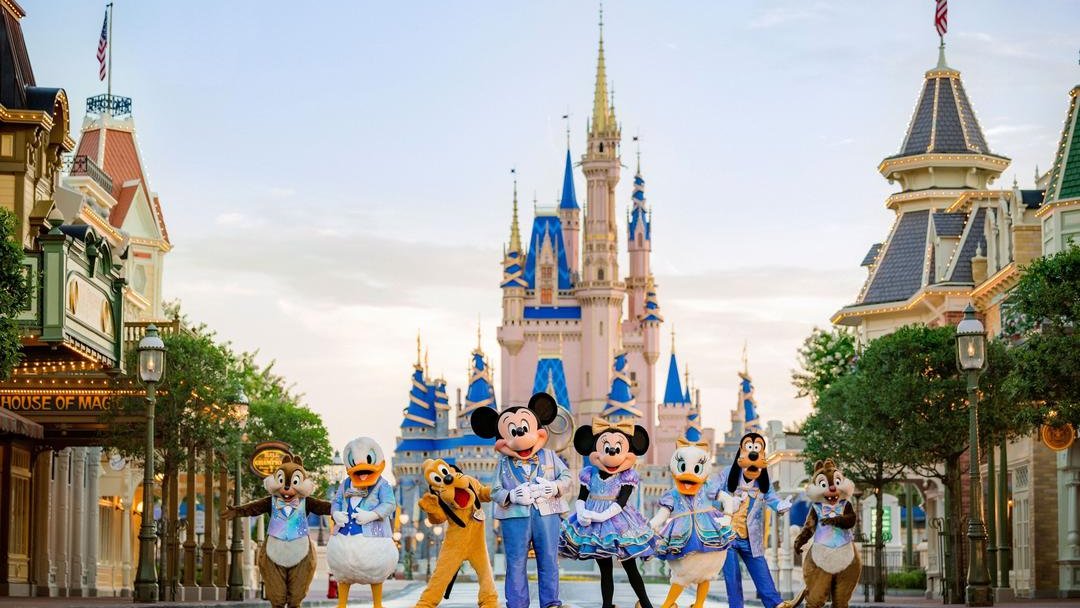 эмоциональная связь с потребителями Disney, стратегия диверсификации Disney, лицензионные товары Disney, партнерства брендов с Disney, маркетинговая стратегия индустрии развлечений