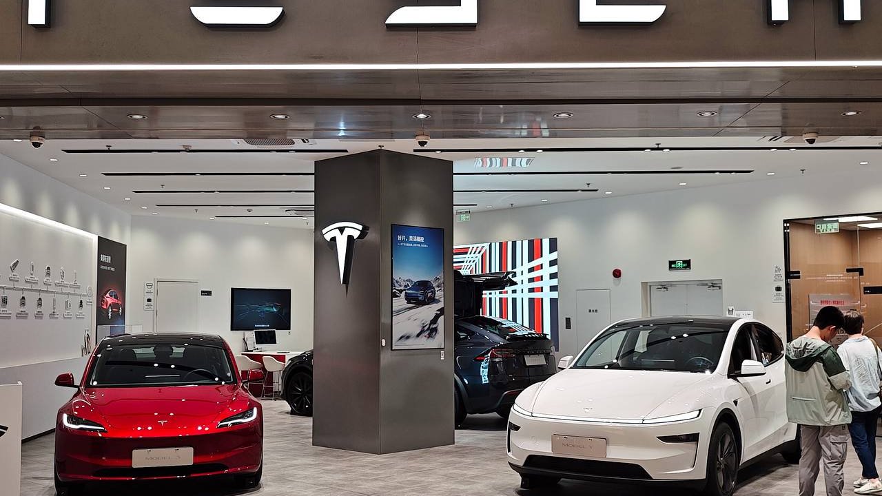 Tesla в Индии, шоурум Tesla Мумбаи, электромобили Tesla, Model Y в Индии, зарядные станции Tesla